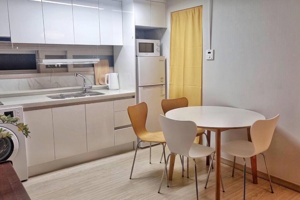 Hongdae Cozy&lovely House 2rooms * Seoul